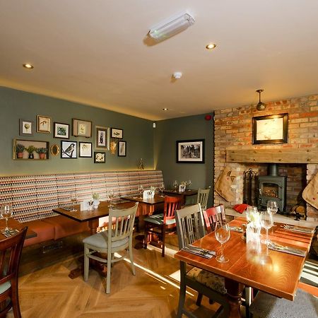 スタッフォード The Saracens Head Bed & Breakfast エクステリア 写真