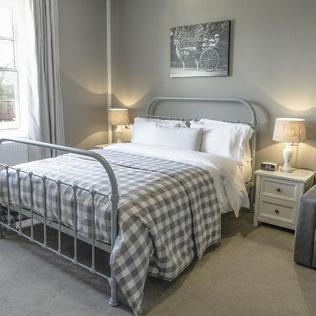 スタッフォード The Saracens Head Bed & Breakfast エクステリア 写真